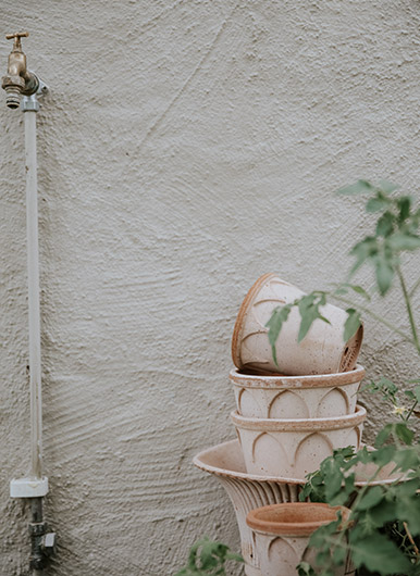 Piles of quality terracotta pots 'Elizabeth' by Bergs Potter. Photo: Anna Kubel.
