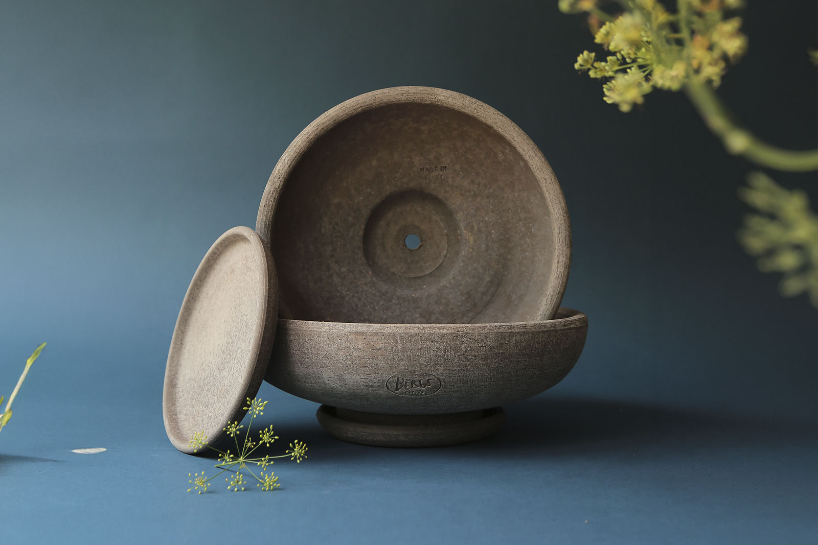 BErgs Potter Ada dish. Size Ø35 and Ø40 in raw grey terracotta