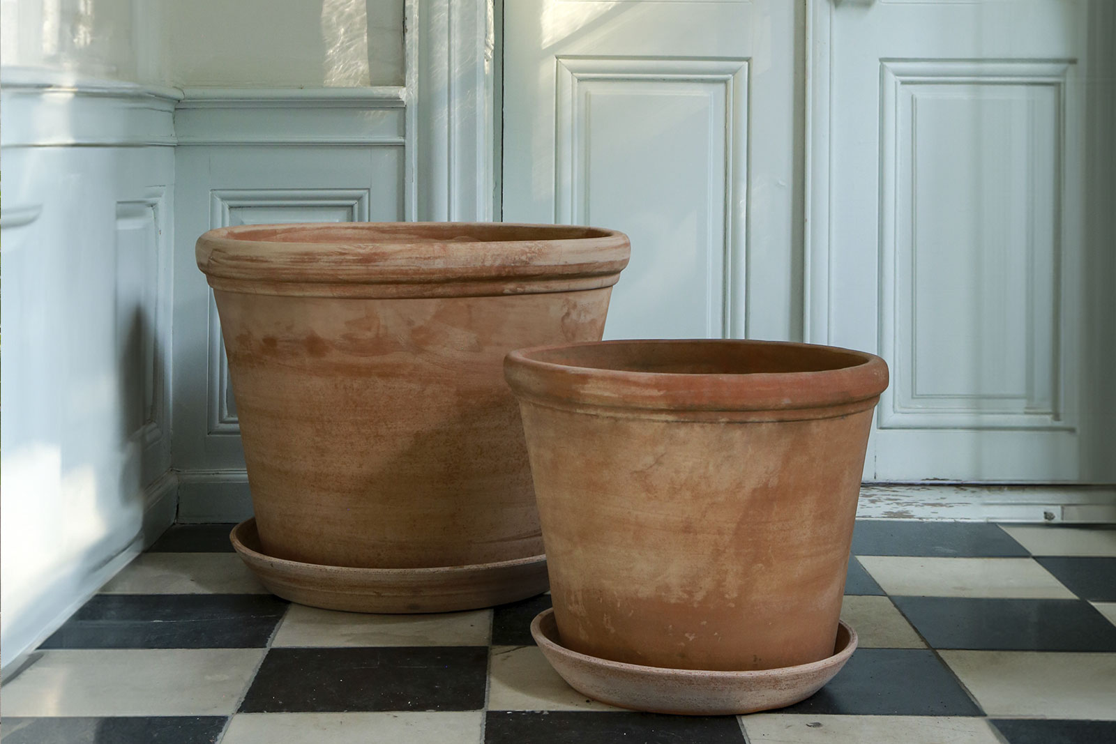 Large Flora Pot Large Flora in size Ø50 and Ø70 Rosa raw terracotta Indoor and outdoor pot