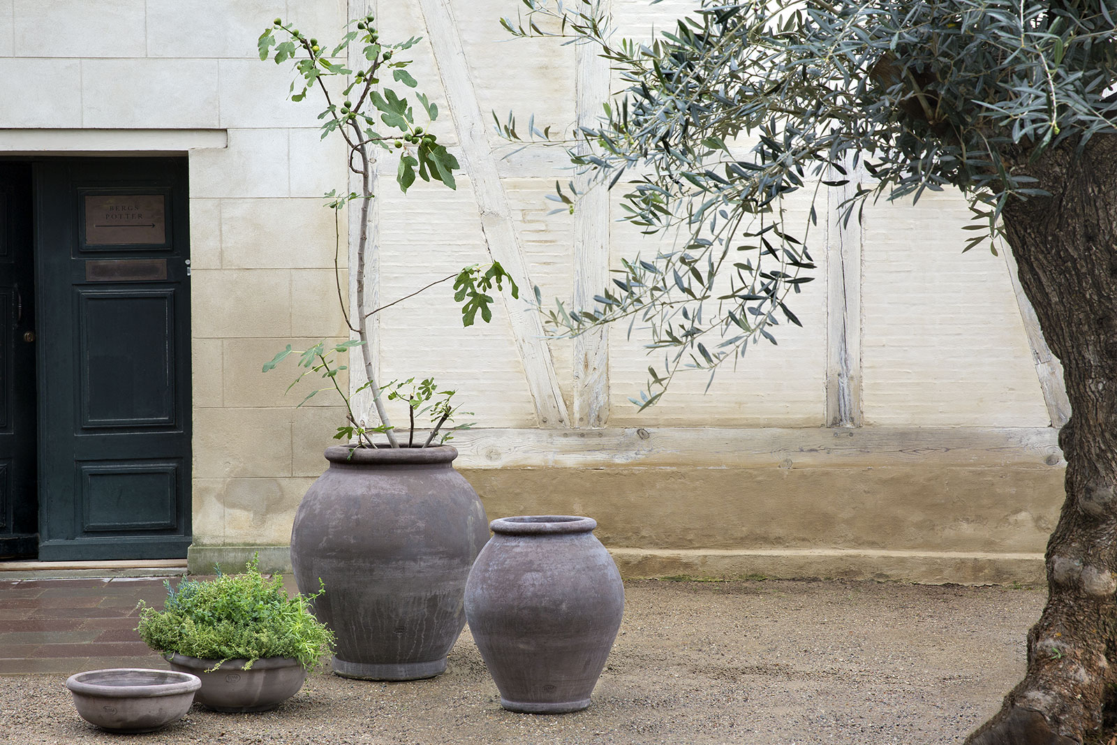 Bergs Potter Outdoor Large Pots in raw terracotta Erbe Ø40 and Ø50 Grey with Olivia 72/80 and 86/90 Grey