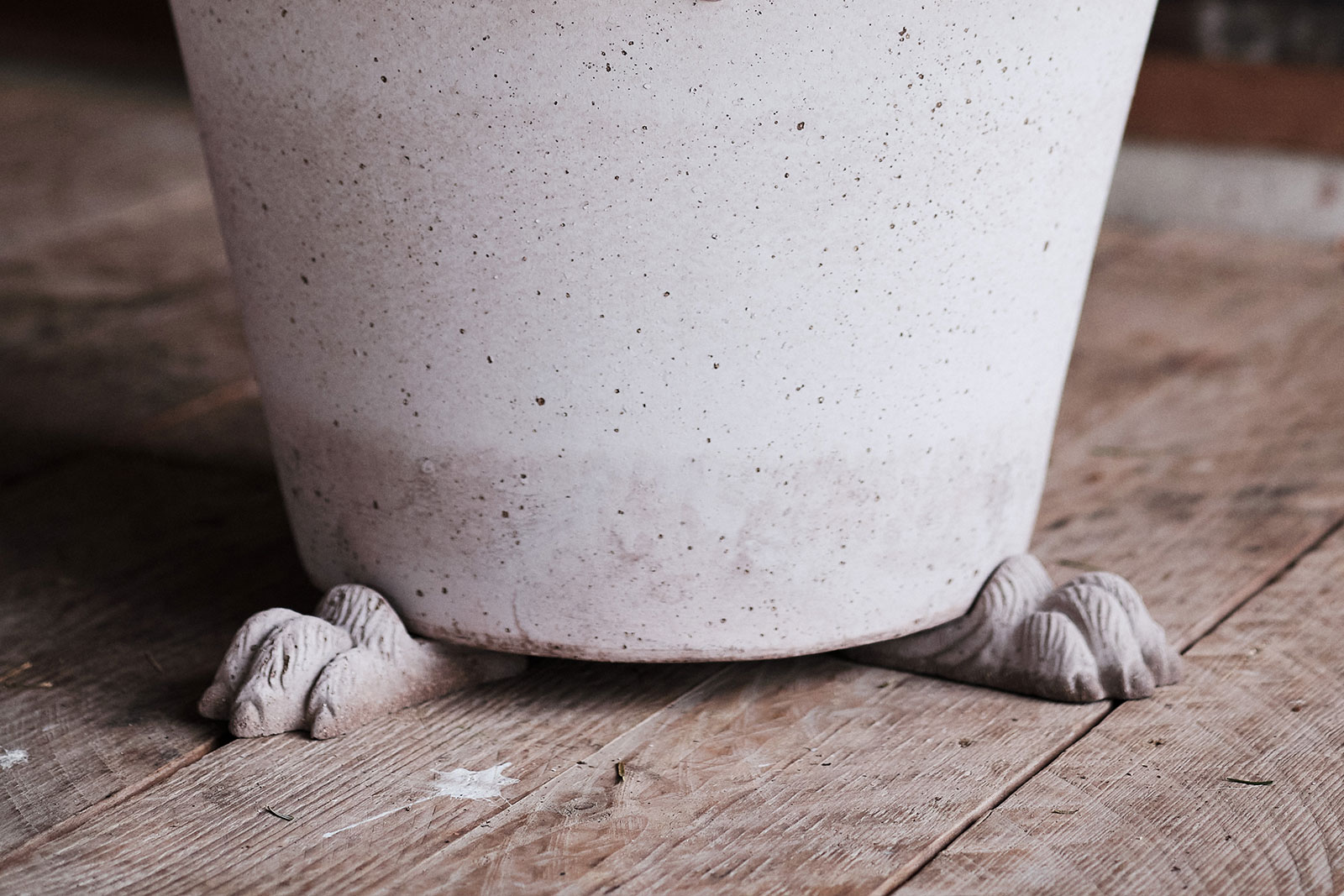 Bergs Potter. Lion Feet/Paw Grey. Indoor and outdoor