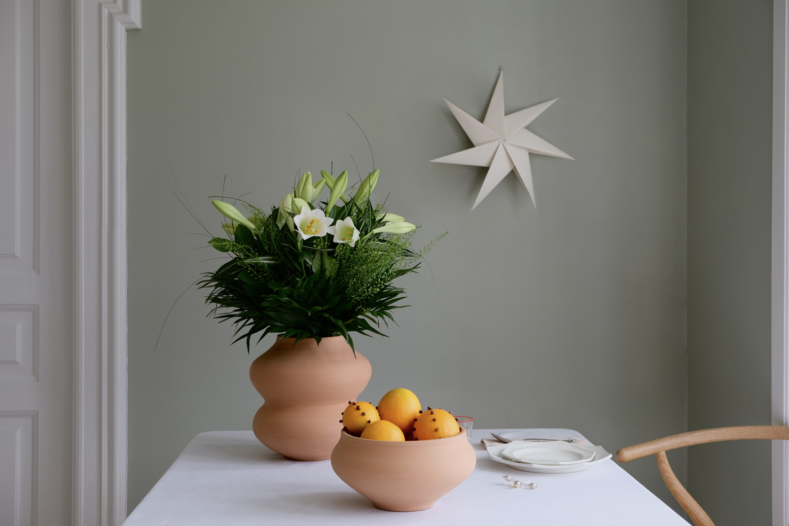 Bergs Potter. Celebrate an aromatic Christmas with stunning and fragrant decorations. Explore how to incorporate herbs and spices into your festive Christmas decor.