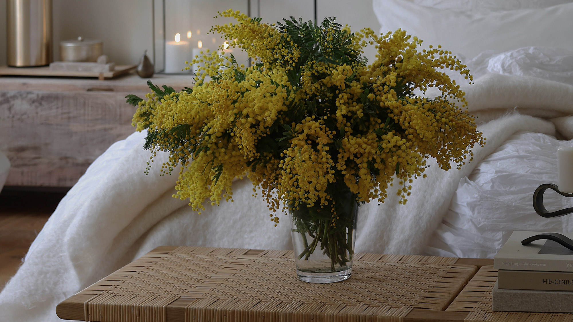 Københavner Glass Vase with yellow flowers