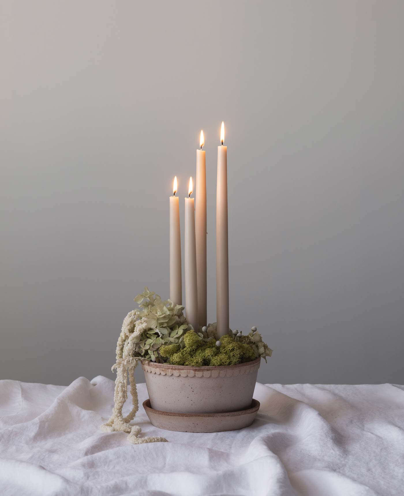 Københavner Ø21 Low rosa Candles arranged in Københavner terracotta pot centerpiece