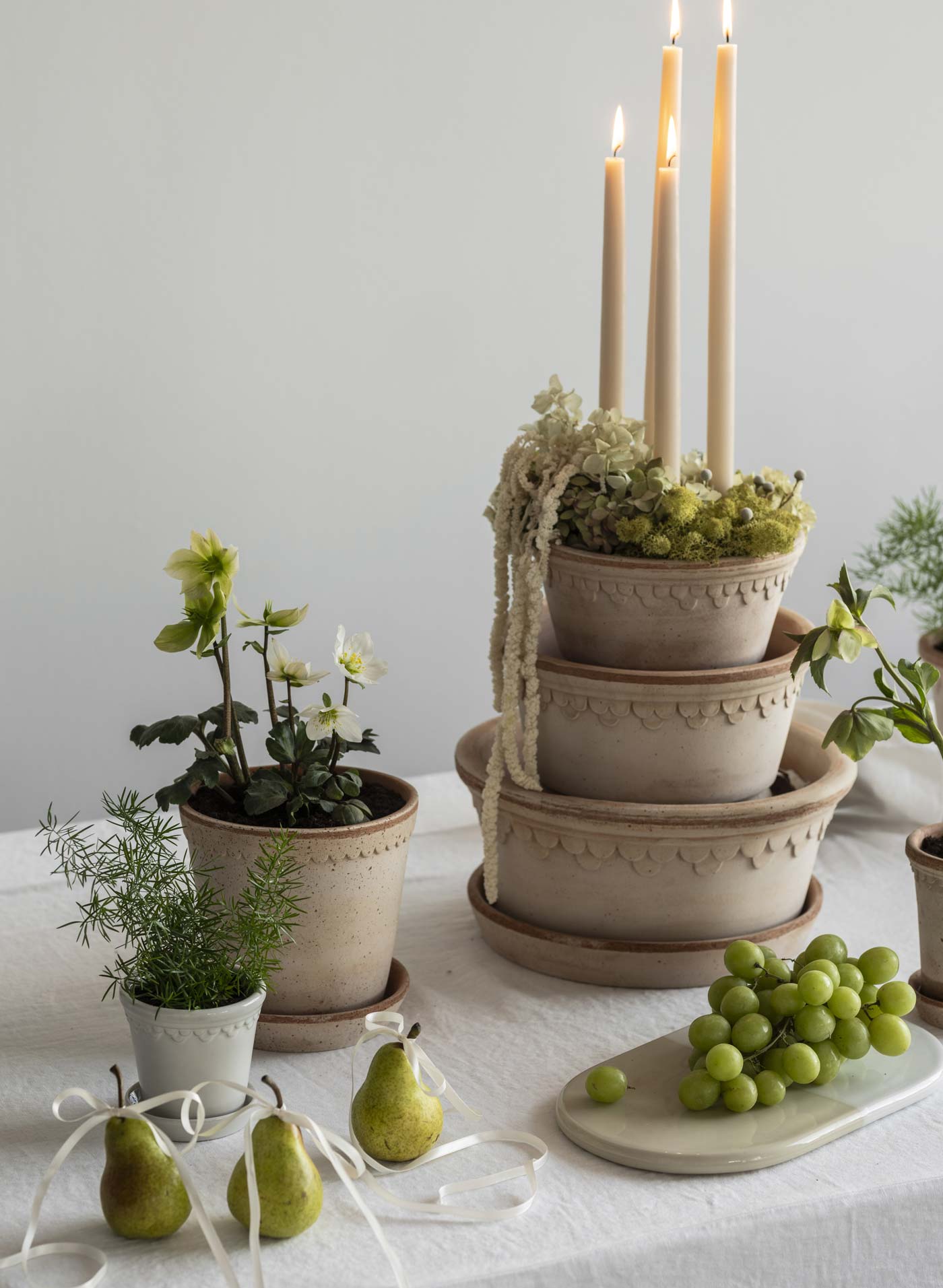 Holiday centerpiece with Københavner rosa Holiday centerpiece with stacked Københavner terracotta pots